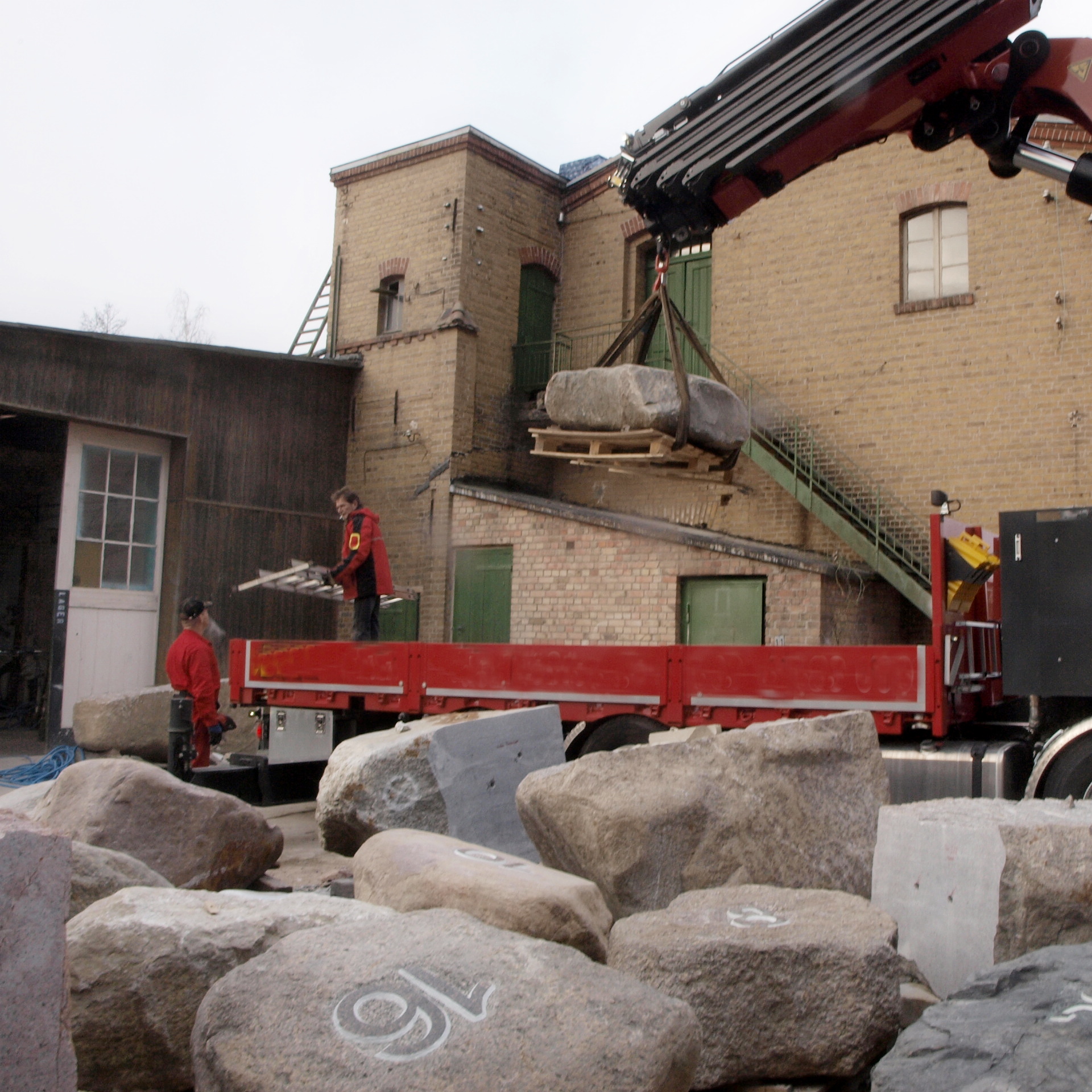 Findlinge mit Steinwerk im Hintergrund